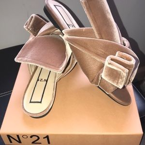 NO. 21  BRAND NEW NEVER WORN Velvet knotted sandal